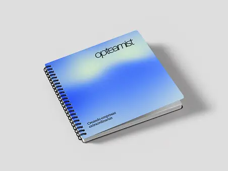 Libreta de espiral con portada en degradado azul, con el wordmark de Opteamist