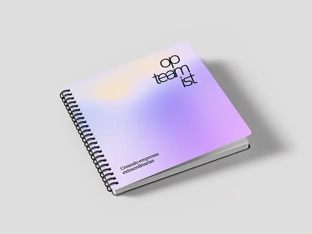 Libreta de espiral con portada en degradado morado y amarillo, con el wordmark de Opteamist