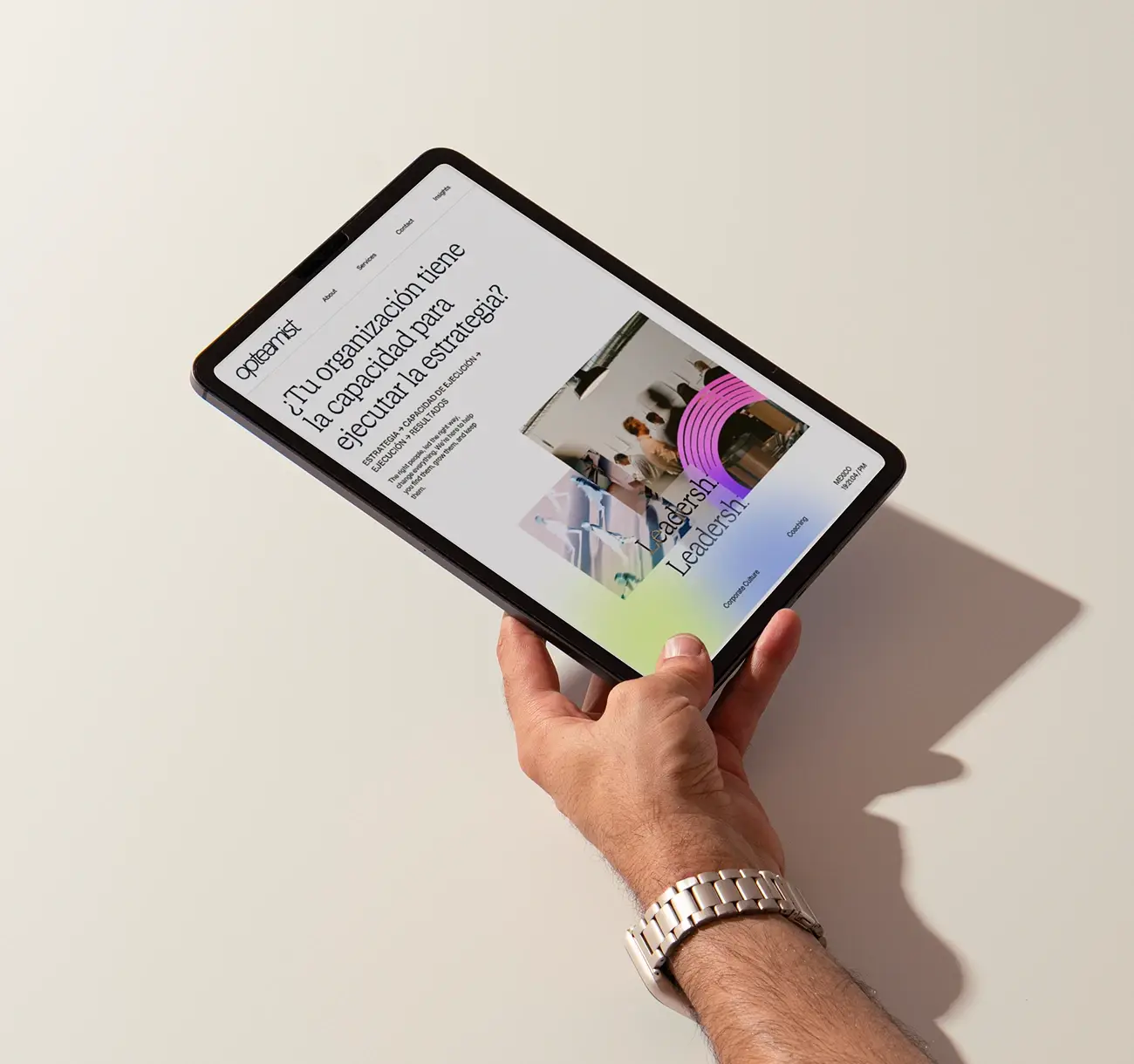 Una mano sostiene una tablet mostrando la página de servicios del sitio web de Opteamist