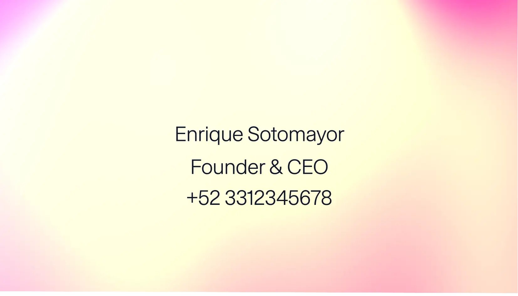 Tarjeta de presentación de Enrique Sotomayor, Founder & CEO de Opteamist, sobre un fondo degradado rosa y amarillo pastel