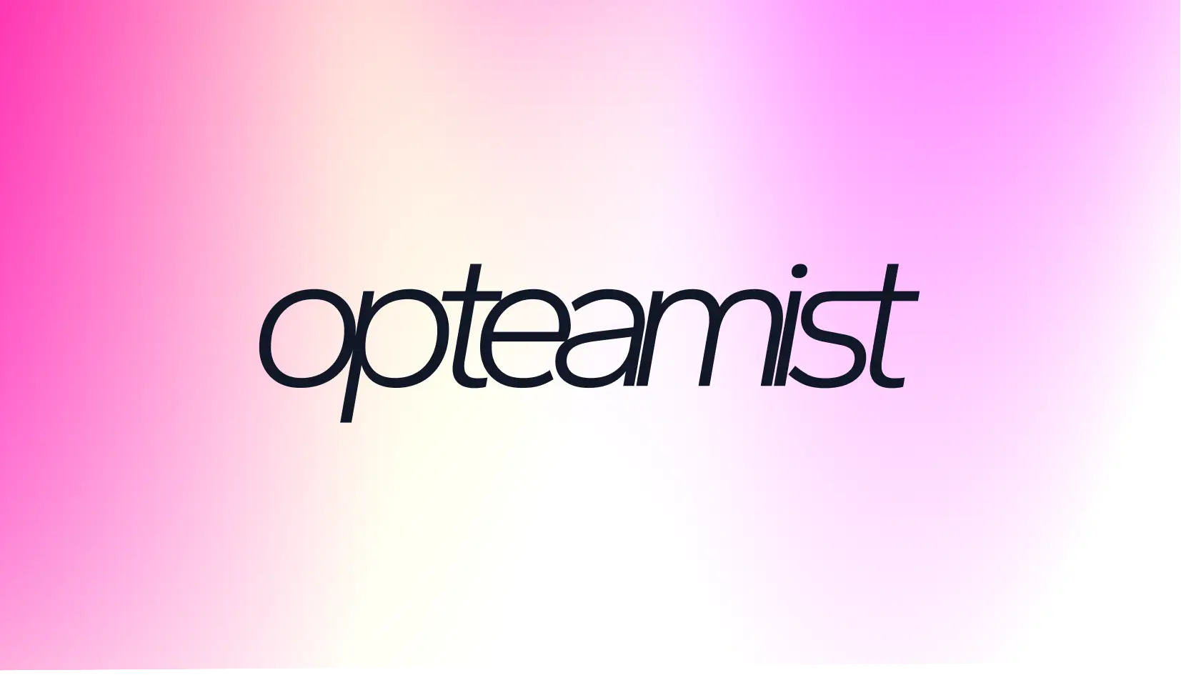 Wordmark de Opteamist en cursiva minúscula sobre un fondo degradado rosa y magenta